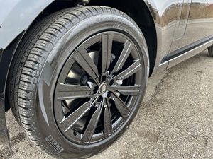 แลนด์โรเวอร์ เรนจ์โรเวอร์ SE ปี 2023 เครื่องยนต์เทอร์โบชาร์จ 6 สูบ 395 แรงม้า ระบบขับเคลื่อนสี่ล้อ เบาะหนัง ระบบควบคุมความเร็วอัตโนมัติแบบปรับได้ ตัวถังสีดำ รถเกียร์อัตโนมัติ 8 สปีด พวงมาลัยซ้าย - Product Image 3