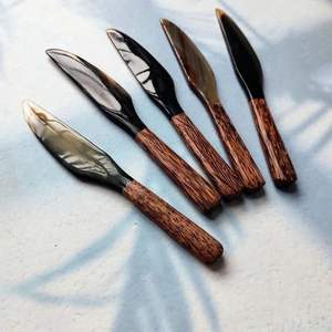 Esparcidor de queso de cuerno de buey hecho a mano único con mango de cuerno de búfalo personalizado Herramienta de queso de bambú elegante de Chees GM Impex - Product Image 2