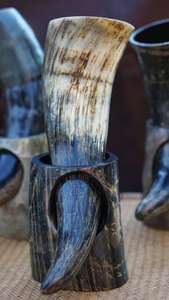 Tasse en corne à boire naturelle et écologique, fabriquée à la main, personnalisée et antique, avec percolateur hautement fini au design sculpté Viking - Product Image 4