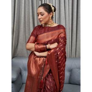 Elegante Sari Marrón Jacquard de Seda Suave para Festividades con Blusa, Vestidos Elegantes para Ocasiones Especiales - Product Image 3