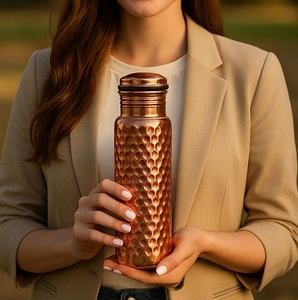 Bouteille d'eau en cuivre pur écologique avec couleur/logo/taille personnalisable Grande capacité Style américain pour la détoxification et l'hydratation - Product Image 5