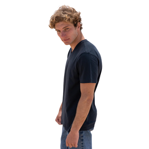 T-shirt pour homme en coton biologique de luxe 100% bleu marine, col en V, pré-rétréci, certifié GOTS, manches courtes, respirant, coupe ajustée - Product Image 5