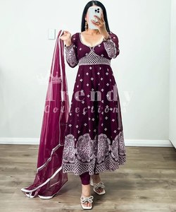 Fashion Fusion: estilo pakistaní Salwar Kameez: fusión de estilos tradicionales y modernos, creando una moda elegante y elegante - Product Image 1