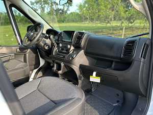 Camioneta Cargo 3500 usada en buen estado, conversión a camper con techo alto extendido, motor V6 - Product Image 6