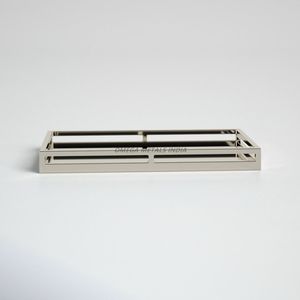 Bandeja de servicio decorativa de plata rectangular moderna Diseño elegante y elegante Perfecto para servir comida Exhibir artículos decorativos - Product Image 1