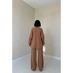 ชุดเสื้อสเวตเตอร์และกางเกงผ้าคอร์ดูรอยสีคาเมลแบบคลาสสิกสำหรับผู้หญิง ขายส่ง - Product Image 1