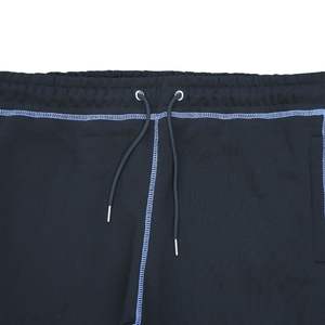 Survêtement avec point contrasté et logo en relief personnalisé polaire noire avec coutures blanches capuche doublée de satin sweat à capuche et joggers - Product Image 5