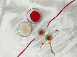 Ensemble de Rakhi Kundan Fait Main avec Chaîne de Perles, Combo de Rakhi Design pour Bhaiya Bhabhi, Cadeau Traditionnel Raksha Bandhan - Product Image 3