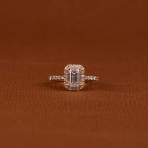 Anillo de compromiso de diamante cultivado en laboratorio de corte esmeralda de lujo chapado en oro de 18 quilates con ajuste de halo de moda regalo certificado IGI para mujer - Product Image 1