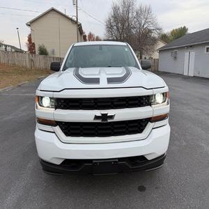 CHEVROLET SILVERADO 1500 CUSTOM DOBLE CABINA 4WD 2017 USADO, VOLANTE A LA IZQUIERDA/DERECHA - Product Image 1