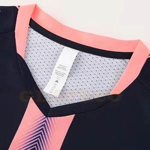 ชุดฟุตบอลไซส์ใหญ่ น้ำหนักเบา แห้งเร็ว ระบายอากาศได้ดี ผลิตจากโพลีเอสเตอร์ 100%  สีและโลโก้ปรับแต่งได้ สำหรับผู้ใหญ่ แบบ unisex มีสินค้าในสต็อก - Product Image 2