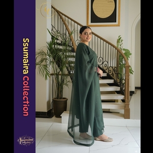 Ssumaira Collection Khadinet 3 pièces robe brodée Anarkali couleur vert émeraude-tenue pakistanaise de luxe - Product Image 6