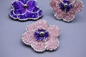 Broches Redondos de Moda con Cuentas Moradas Hechos a Mano, Decorativos, Más Vendidos, de un Proveedor Indio - Product Image 2