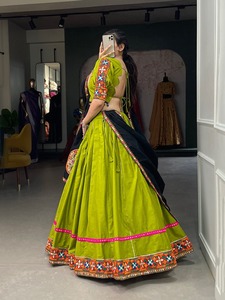 Lehenga choli ผ้าคอตตอนแท้จาก navratri แบบดั้งเดิมพร้อมงาน Gamthi และงานกระจกสำหรับงานแต่งงานและงานปาร์ตี้ - Product Image 6
