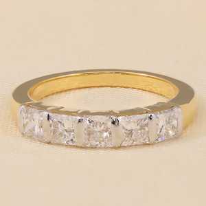 แหวนแต่งงานเพชรทรงเจ้าหญิงเพาะเลี้ยงในห้องปฏิบัติการ ประดับด้วย 5 เม็ด ตัวเรือนเงินสเตอร์ลิงและทอง  ความใสระดับ VS - Product Image 6