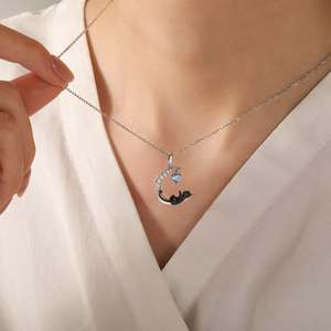 Collier personnalisé Jeulia Moon Huggers avec pierre de naissance et chat - Chaîne en acier inoxydable plaqué rhodium et or avec cœur en diamant - Product Image 4
