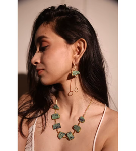 Juego de Joyas Verdes de Lujo para Mujer con Anillo, Aretes y Collar a Juego en Estilo Moderno y Atrevido de la India - Product Image 6