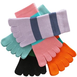 Calcetines de algodón de cinco dedos con logotipo personalizado Elástico Crew Fit Diseño de bloque de color para la comodidad diaria Salón Hogar o estilo callejero - Product Image 1