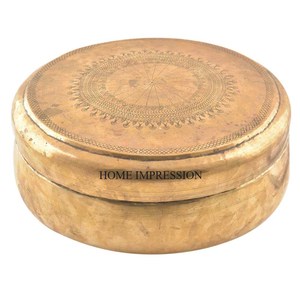 Ensemble de 2 récipients Chapati en bois avec couvercle supérieur poli brillant plaqué or et argent avec pinces en métal pour le service Roti - Product Image 5