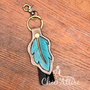 Llavero de pluma turquesa de cuero mecanizado, llavero con flecos de cuero genuino personalizado occidental, llaveros de cuero de lujo de vaquera - Product Image 1