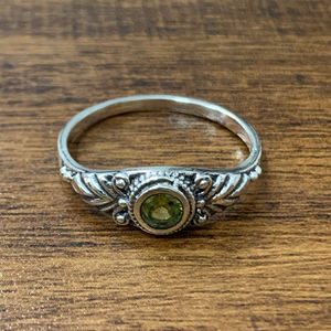Anillo Clásico Redondo de Peridoto en Plata 925, Joyería Hecha a Mano con Diseño Único para Uso Diario y en Cualquier Ocasión - Product Image 1