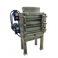 SUISER MAKINE RVS Notenmolen Hakmachine 3 Rollen 250 Kg/u