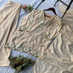 Conjunto VASTRA COTTAGE de Top con Bordado de Hilo de Seda Chinon, Sharara con Volantes y Dupatta de Encaje Elegante, Completamente Cosido, Diseño de Alta Costura para Fiestas - Product Image 4