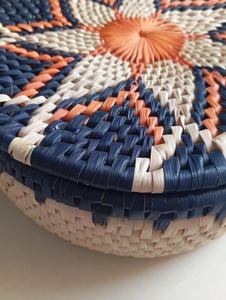 Panier en macramé bleu et orange de designer, fibre pour le rangement des aliments dans la cuisine, organisateur décoratif et cadeau, vente en gros en provenance d'Inde - Product Image 2
