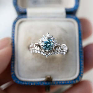 Bague Couronne de Princesse en Argent Plaqué Or 18K Hallmark Modern, Bijou Géométrique avec Pierre Précieuse pour Fiançailles - Product Image 3