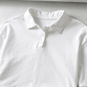 Polos de tennis léger pour femmes avec logo personnalisé OEM T-shirts polo à manches courtes de couleur unie avec logo personnalisé Haut court à col classique - Product Image 5