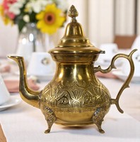 Théière traditionnelle en laiton faite à la main gravure florale complexe Vintage Style arabe poignée incurvée pieds ornés Antique décoratif