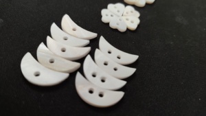 กระดุมเปลือกหอยมุกสีขาวพร้อมอุปกรณ์เย็บผ้าดีไซน์รูปหัวใจและพระจันทร์เสี้ยวเป็นมิตรต่อสิ่งแวดล้อมงานตามสั่งและอุปกรณ์ตกแต่ง - Product Image 5