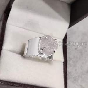 แหวนเงินแท้ 925 ประดับพลอยโรสควอตซ์ธรรมชาติ สำหรับผู้หญิง ดีไซน์วงกว้าง ทำมือ เหมาะเป็นของขวัญคริสต์มาส หรือของขวัญวันเกิดเดือนเมษายน - Product Image 5