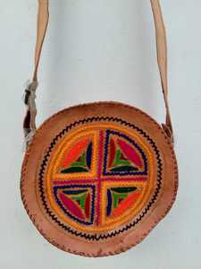 Sling Bag de cuero hecho a mano de nueva generación étnica hecha a mano, forro de algodón de moda de alta calidad, estilo bordado de moda - Product Image 3