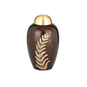Urne classique pour adultes en laiton de conception standard moderne avec gravure dorée et noire pour les cendres commémoratives humaines Fournitures funéraires - Product Image 3