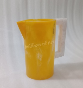 Jarra de resina de remolino de lujo moderno con mango blanco Técnica de pulido amarillo Característica sostenible para té de agua o fiestas - Product Image 1