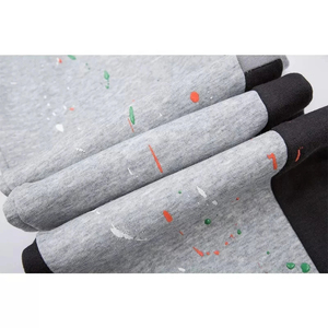 กางเกงวอร์มขาบานทรงแฟลร์ผ้าฝ้ายฟลีซสำหรับผู้ชาย ลวดลายย้อมสีแบบแอซิดวอช พร้อมป้ายปักโลโก้แบบดิสเทรส สไตล์ลำลอง - Product Image 4