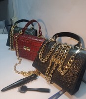 Sac à bandoulière mini de luxe Anwar Enterprises en cuir croco plaqué avec chaînes et bouton lettre pour femme – Vente en gros