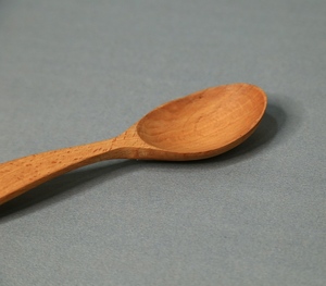 Cuchara de Servir de Madera de Haya Natural Hecha a Mano con un Patrón de Grano Moteado Único, Utensilio Ovalado Decorativo para Mezclar - Product Image 1