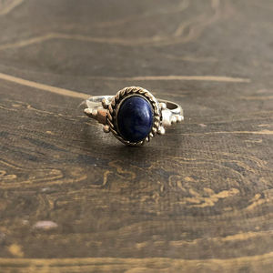 แหวนดีไซน์เนอร์ (3.2 กรัม) ประดับด้วยหินลาพิสลาซูลีทรงรีแบบฝังขอบในแพลตตินั่ม สำหรับใส่ทุกวัน สไตล์ฮิปฮอป - Product Image 1