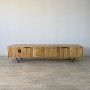 Mueble de TV de madera de acacia Madrid étnico moderno almacenamiento hecho a mano unidad de entretenimiento de madera maciza consola multimedia - Product Image 1