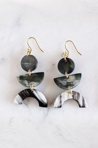 Hermosos Pendientes de Cuerno Natural Pintados a Mano con Diseño de Remolino de Resina y Combinación de Colores Pantone, Perfectos para el Atuendo Diario - Product Image 6