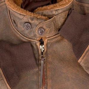 Chaqueta de Cuero Auténtico Marrón Desgastado para Hombre, Estilo Bomber con Cuello de Piel, Logotipo Frontal y Detalles de Tela de Lona - Product Image 4