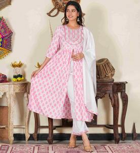 Ensemble Kurta en coton brodé de fleurs roses pour femmes avec col rond et manches 3/4, associé à un pantalon et un dupatta assortis - Product Image 1