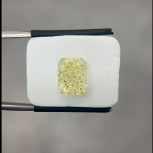 เพชรธรรมชาติทรงเรเดียนท์ น้ำหนัก 4.11 กะรัต ระดับความสะอาด VVS2 สี W-X ขัดเงาแบบ EX สมมาตรระดับ VG ไม่มีการเรืองแสง 61% ได้รับการรับรอง - Product Image 1