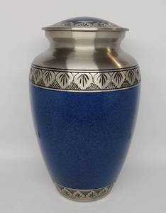 Urnes de crémation pour adultes en laiton nacré Regal avec sac en velours gratuit - Product Image 5