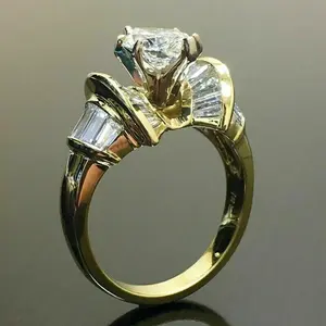 Bague de fiançailles en diamant Moissanite taillé marquise de 2 ct plaqué or jaune 14 carats - Product Image 3