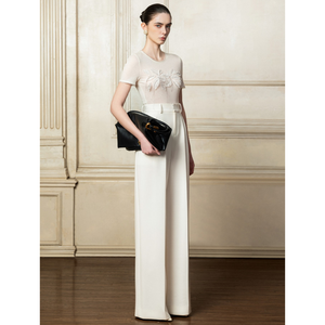 Descubra el top de punto Louisa con cuello redondo refinado y adorno único en el pecho para un conjunto elegante e intemporal - Product Image 4