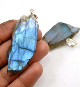 Colgante de Labradorita Azul Natural, Cortes Octagonal/Marquesa/Triangular, 42 mm x 35 Cts, Efecto Fuego, Pulido, Plateado, con un Solo Argolla - Product Image 5