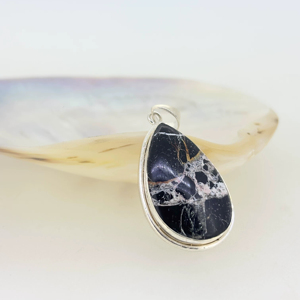 Pendentif en argent sterling de luxe fait main, personnalisable, naturel et impressionnant, avec turquoise buffle, forme de poire, cabochons, pierres précieuses, bagues - Product Image 1